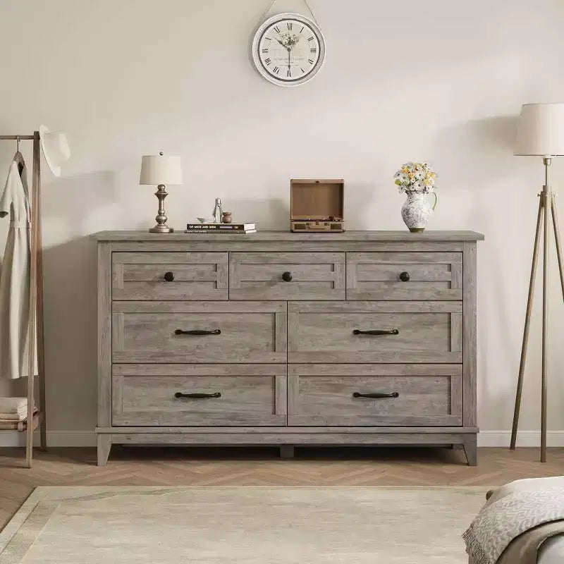 Comò a 7 cassetti per camera da letto con finitura in legno rustico